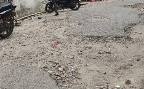 Maharajganj News : बारिश से पहले नहीं सुधरी सड़क, पोखरा आवास के लोग परेशान