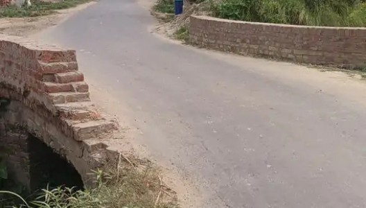 Maharajganj News : मौत को दावत दे रही टूटी पुलिया! महराजगंज में हादसे का बढ़ा खतरा