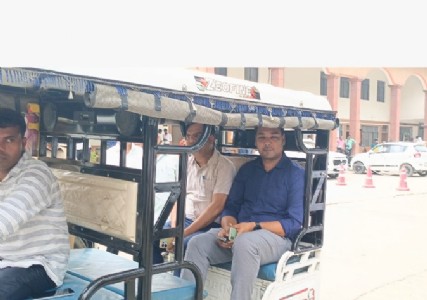 Maharajganj News : फरेंदा में अचानक ई-रिक्शा पर निकले एसडीएम, लोगों में मची चर्चा
