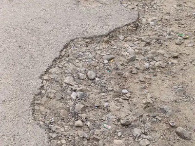 Maharajganj News : शिकायतों के बाद भी नहीं जागा प्रशासन, ये सड़क बनी मुसीबत