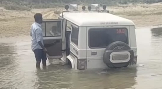 Maharajganj News : जांच पर निकले खनन इंस्पेक्टर की गाड़ी नदी में फंसी, वायरल वीडियो ने खोली इलाके की बदहाल व्यवस्था