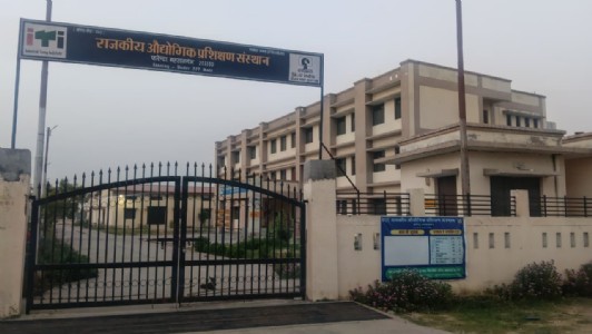 Maharajganj News : राजकीय आईटीआई फरेंदा में ऐसा क्या हुआ कि कक्षाएं हो गईं प्रभावित?