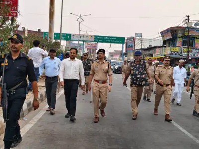 Maharajganj News : बकरीद से पहले परतावल में प्रशासन का फ्लैग मार्च, डीएम-एसपी ने लिया सुरक्षा व्यवस्था का जायजा