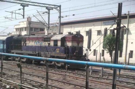 Maharajganj News : ट्रेन नहीं आ रही समय पर, यात्री बसों में सफर करने को मजबूर