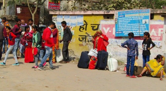 Maharajganj News : आधे घंटे तक बस का इंतजार, फिर यात्रियों ने कही बड़ी बात