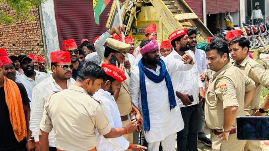 Maharajganj News : आत्मदाह की चेतावनी के बाद हरकत में आया प्रशासन, उठाया सख्त कदम