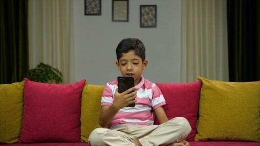 Mobile Addiction In Kids : क्या आपका बच्चा भी मोबाइल का हो चुका है आदी? डॉक्टरों ने बताई डराने वाली सच्चाई