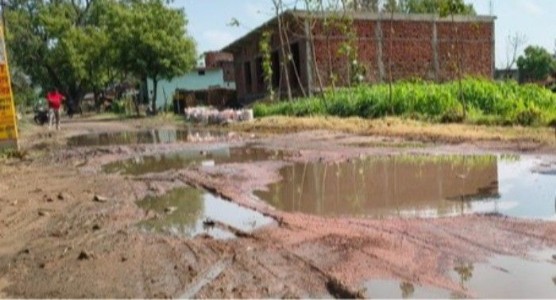 Maharajganj News : 7 साल का इंतजार, 7 किमी कीचड़ का सफर...इस सड़क पर हर कदम खतरा!