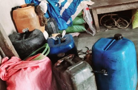 Maharajganj News : एक तरफ किसान डीजल के लिए लाइन में, उधर घर की छत पर मिला 700 लीटर का भंडार