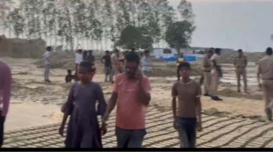 Maharajganj News : ईंट भट्टे के पास गड्ढे में मिला मासूम का शव... खेल-खेल में गई जान या कुछ और?