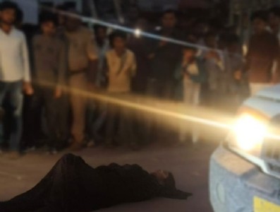 Maharajganj News : तिराहे पर एक घंटे तक बवाल! इस महिला के हंगामे से थम गई शहर की रफ्तार