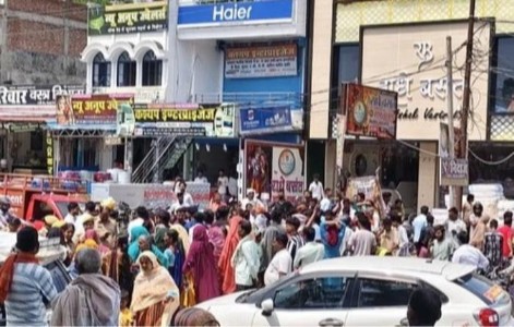 Maharajganj News : इंतजार से उबल पड़ा गुस्सा, सड़क पर उतर आईं कस्बे की महिलाएं