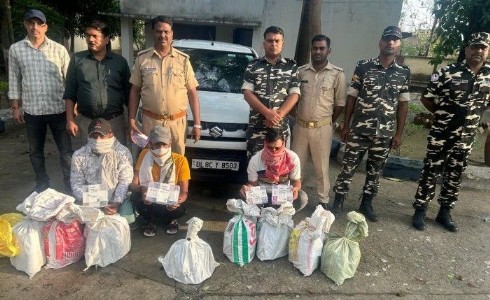 Maharajganj News : गाड़ी रोकी तो उड़ गए होश, अंदर छिपा था करोड़ों का खेल
