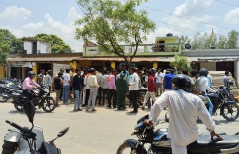 Maharajganj News : घोड़नामपुर चौराहे पर भिड़ीं दो बाइकें, सड़क पर बिखरे लोग, तीन की हालत गंभीर