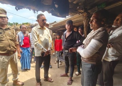 Maharajganj News : तेंदुए के खौफ के बीच गांव पहुंचे वनाधिकारी, पीड़ितों को दिया बड़ा भरोसा