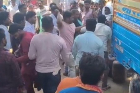 Maharajganj News : गैस लेने पहुंचे लोग भिड़े, वायरल वीडियो से मचा हड़कंप