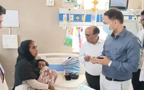 Maharajganj News : जिला अस्पताल की हकीकत जानने मैदान में उतरे DM , खाली वार्ड देखकर जताई नाराजगी