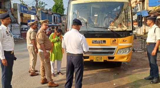 Maharajganj News : कहीं CCTV गायब, कहीं फिटनेस खत्म... जांच में फंसे स्कूल वाहन !