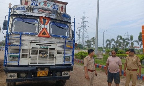 Maharajganj News : आधी रात की जांच में खुला बड़ा खेल! बालू से लदे 4 ट्रक सीज, मचा हड़कंप