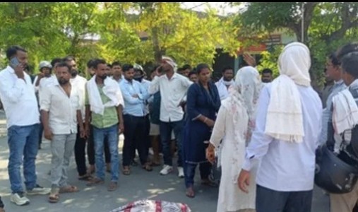 Maharajganj News : नवजात की किलकारी के बीच मातम, सड़क पर शव रखकर परिजनों का प्रदर्शन