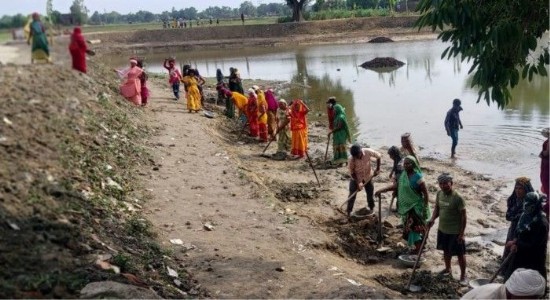 Maharajganj News : बेलवा बुजुर्ग में मनरेगा को लेकर संग्राम, शिकायत और प्रधान की सफाई के बीच उलझा मामला