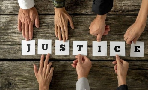 Maharajganj News : टक्कर के बाद गाड़ी पहुंची थाने, लेकिन FIR अब तक नहीं! न्याय के लिए घायल युवक का परिवार