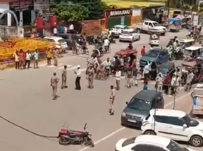 Maharajganj News : एक सेकंड की फुर्ती ने बचाई जान! चलती बाइक के ऊपर आ गिरा बिजली की तार