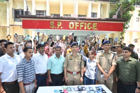 Maharajganj News : महराजगंज पुलिस का टेक्नोलॉजी वाला कमाल, 105 मोबाइल बरामद कर सबको चौंकाया