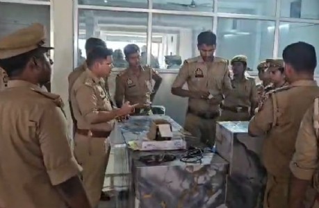Maharajganj News : विदेश भेजने के नाम पर चल रहा था खेल? इस ट्रेनिंग सेंटर पर पुलिस का छापा, मचा हड़कंप