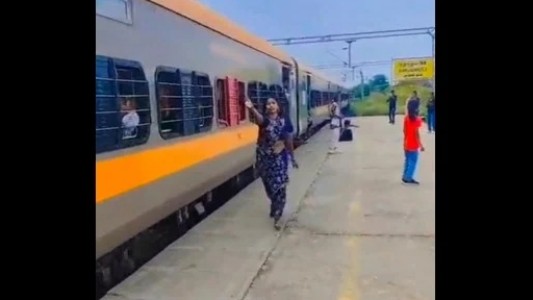 Dangerous Reel Viral : 14 सेकंड की रील के लिए दांव पर लगा दी जान, चलती ट्रेन के साथ दौड़ी युवती, फिर हुआ ये...