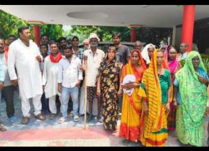 Maharajganj News : जेसीबी पहुंची तो मच गया हड़कंप, मकान बचाने की गुहार लेकर प्रशासन के दरवाजे पहुंचे लोग