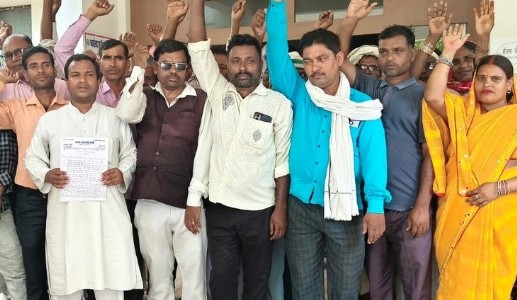 Maharajganj News : गड्ढों से परेशान जनता की आवाज बनी AAP, सौंपा 26 सूत्रीय मांगपत्र