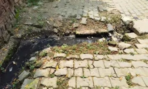 Maharajganj News : शिकायतें हुईं बेअसर ! नाली का टूटा स्लैब कभी भी ले सकता है किसी की जान