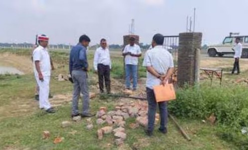 Maharajganj News : गेट गिरा और खेलते-खेलते चली गई मासून की जान! अब जांच के घेरे में अमृत सरोवर का निर्माण कार्य