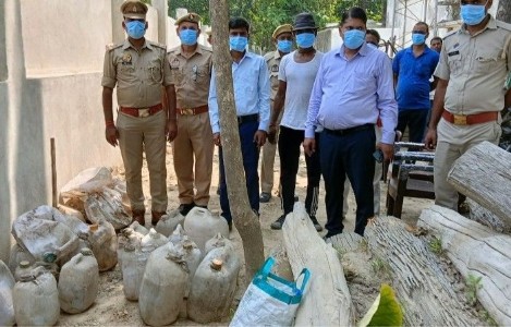 Maharajganj News : 236 लीटर शराब का हुआ ऐसा अंजाम, देखने पहुंचे कई अधिकारी