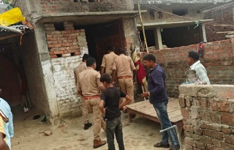 Maharajganj News : डेढ़ महीने पहले घर में बजी थीं शहनाइयां, कमरे का दरवाजा टूटा तो सामने आया खौफनाक मंजर