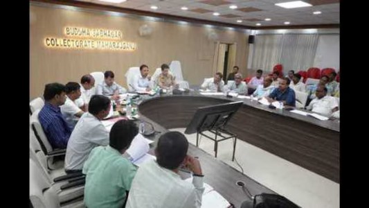 Maharajganj News : 820 आवेदन पहुंचे बैंकों में, लेकिन सैकड़ों फाइलें अब भी अटकीं! डीएम नाराज़