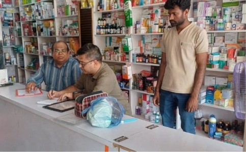 Maharajganj News : नौतनवा-सोनौली में दवा दुकानों पर ताबड़तोड़ छापेमारी, कई मेडिकल स्टोरों पर कार्रवाई