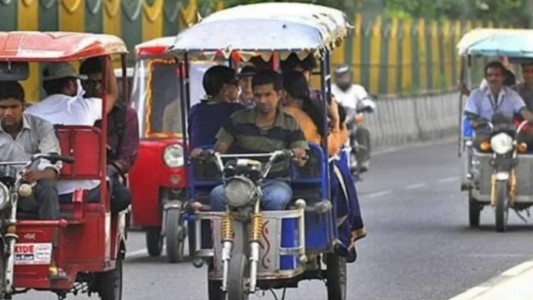 Maharajganj News : ई-रिक्शे में महिला से दोस्ती, फिर उड़ाई 2.80 लाख की चेन! 24 घंटे में खुला राज