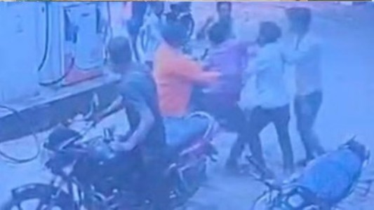 Maharajganj News : 'मीटर जीरो करो' कहना पड़ा भारी? पेट्रोल पंप पर युवक की पिटाई का आरोप, CCTV में कैद हुई घटना