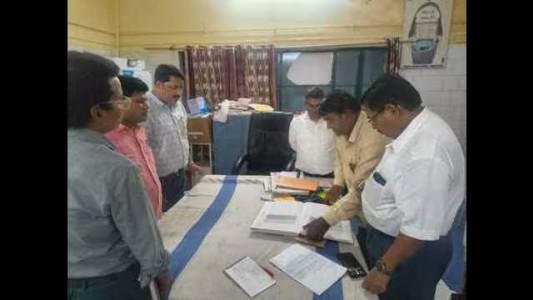 Maharajganj News : परतावल पहुंचे संयुक्त निदेशक स्वास्थ्य, घर-घर जाकर जांची पोलियो अभियान की हकीकत