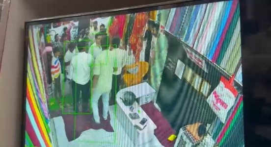 Maharajganj News : CCTV में कैद हुआ थप्पड़ कांड, कपड़ा दुकान में विवाद का वीडियो वायरल