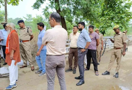 Maharajganj News : जेसीबी चली, पिलर गड़े... अब कब्रिस्तान कमेटी ने कही ये बड़ी बात