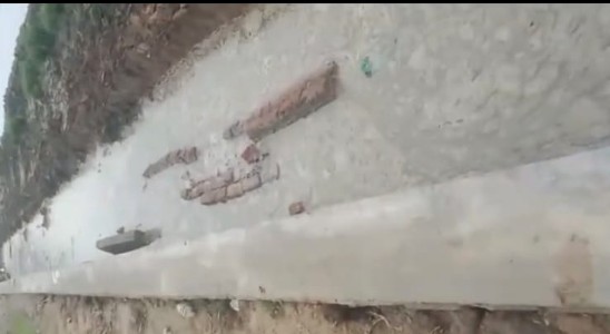 Maharajganj News : पहली ही बरसात में बह गया विकास, चौक बाजार की नाली बनी चर्चा का विषय