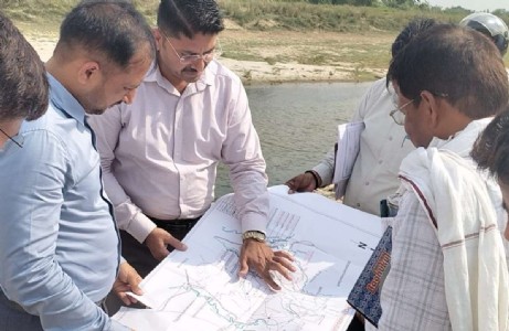 Maharajganj News : बाढ़ से पहले एक्शन मोड में प्रशासन, रोहिन तटबंधों का निरीक्षण करने पहुंचे डीएम