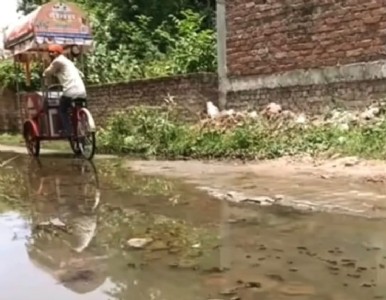 Maharajganj News : नगर पालिका का दावा बनाम जमीनी हकीकत! गड्ढे वाली सड़कें और गंदगी से परेशान गांधीनगर वार्ड के लोग