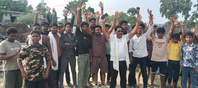 Maharajganj News : पुल बना या खतरे की नींव? चार दिन में शटरिंग हटने पर ग्रामीणों का हंगामा