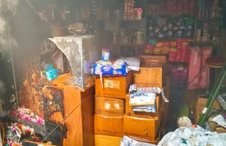 Gorakhpur News : 20 मिनट की जंग और टल गया बड़ा हादसा, गोरखपुर की दवा मंडी में लगी आग
