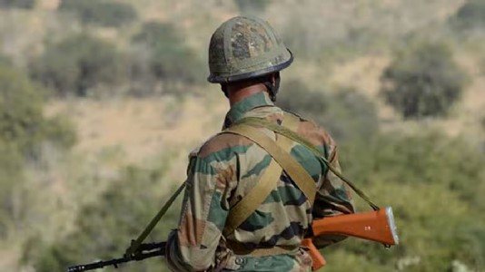 Maharajganj News : सड़क किनारे तड़प रही महिला पर पड़ी जवानों की नजर ! फिर जो हुआ उसने जीता लोगों का दिल