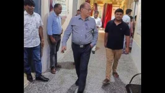 Maharajganj News : परतावल CHC में अव्यवस्थाएं देख भड़के नए CMO, कर्मचारियों को दी चेतावनी